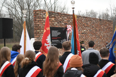 Odsłonięcie tablicy pamiątkowej upamiętniającej niemieckie zastępcze więzienie policyjne „Rosengarten“ i powojenny obóz pracy – Mysłowice - fot.: Krzysztof Łojko