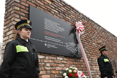 Odsłonięcie tablicy pamiątkowej upamiętniającej niemieckie zastępcze więzienie policyjne „Rosengarten“ i powojenny obóz pracy – Mysłowice - fot.: Krzysztof Łojko