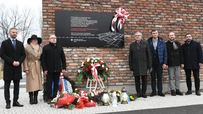 Odsłonięcie tablicy pamiątkowej upamiętniającej niemieckie zastępcze więzienie policyjne „Rosengarten“ i powojenny obóz pracy – Mysłowice - fot.: Krzysztof Łojko