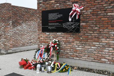 Odsłonięcie tablicy pamiątkowej upamiętniającej niemieckie zastępcze więzienie policyjne „Rosengarten“ i powojenny obóz pracy – Mysłowice - fot.: Krzysztof Łojko