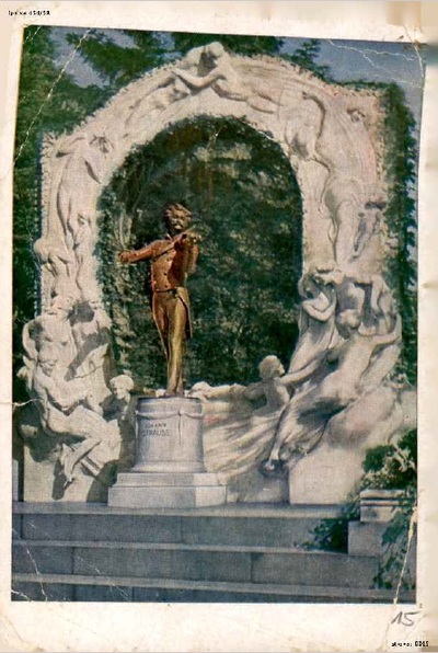 Wiedeń, pomnik Johanna Straussa, 1944 r. Kartkę wysłali z Czeladzi rodzice z dziewczyny, która stamtąd została wysłana na roboty przymusowe do Przeradza na Pomorzu. Piszą, że już od dwóch miesięcy nie mają od niej wiadomości, mimo, że sami ślą list za listem i bardzo się martwią. Trudno powiedzieć, dlaczego wysłali kartkę z widokiem z Wiednia (wydawnictwo Karla Kühne z Wiednia; IPN Ka 454/58)
