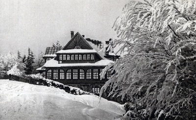 Schronisko na Stożku, 1952 r. Na rewersie znajduje się wydrukowane hasło „Wczasy przywilejem świata pracy” (fot. Ludwik Bardoń, wyd. Spółdzielnia Wydawniczo-Handlowa „Książka i Wiedza”; IPN Ka 023/1392)