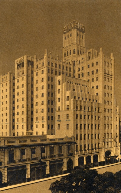 Bunos Aires, City Hotel, 1952 r. Nadawca zaznaczył okna na czwartym piętrze, informując adresata, że w tych miejscach pracuje. Hotel chwalił się na odwrocie kartki, że ma 750 miejsc, jest w centrum miasta i oferuje pokoje z łazienkami, ciepłą i zimną wodą, radiem, telefonem oraz klimatyzacją (IPN Ka 023/1392)