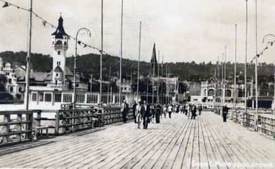 Sopockie molo, 1952 r. („Fotoplastyka” – Rzemieślnicza Spółdzielnia Pracy Fotograficznej w Gdańsku, Wytwórnia Pocztówek Gdynia; IPN Ka 023/1392)