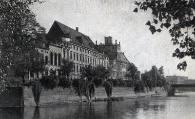 Wrocław, widok znad Odry na Uniwersytet, prawdopodobnie przełom lat czterdziestych i pięćdziesiątych XX w. (fot. Roman Wionczek, wyd. Spółdzielnia Wydawniczo-Handlowa „Książka i Wiedza”; IPN Ka 03/356, t. 2)