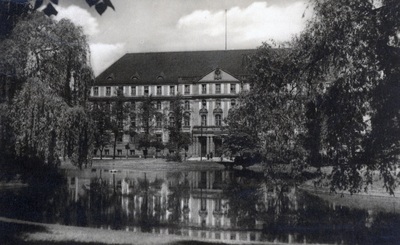 Park Marcinkowskiego w Poznaniu, 1952 r. (fot. R. S. Ulatowski, wyd. Spółdzielnia Wydawniczo-Handlowa „Książka i Wiedza”; IPN Ka 03/694, t. 2)