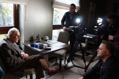 Jan Longchamps de Bérier podczas rozmowy z dziennikarzami.