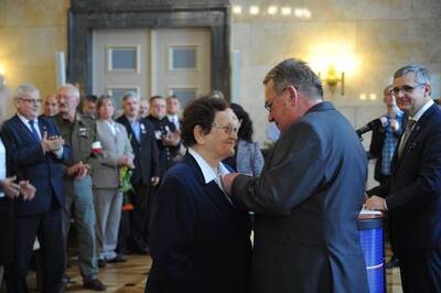 Uroczystość wręczenia Krzyży Wolności i Solidarności przez Jana Bastera, zastępcę prezesa IPN.