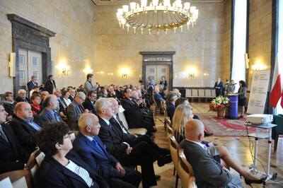 Uroczystość wręczenia Krzyży Wolności i Solidarności przez Jana Bastera, zastępcę prezesa IPN.