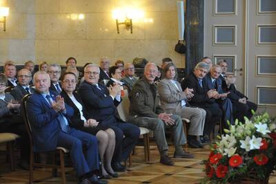Uroczystość wręczenia Krzyży Wolności i Solidarności przez Jana Bastera, zastępcę prezesa IPN.