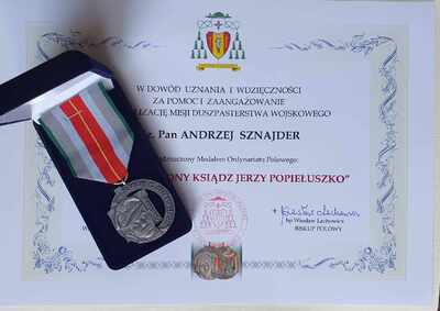 Dr Andrzej Sznajder, dyrektor Oddziału IPN w Katowicach oraz Jan Kwaśniewicz, naczelnik Oddziałowego Biura Upamiętniania Walk i Męczeństwa w Katowicach  wyróżnieni Medalem Ordynariatu Polowego „Błogosławiony Ksiądz Jerzy Popiełuszko".