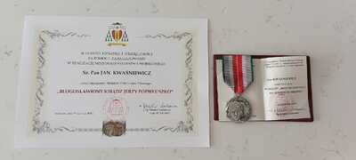 Dr Andrzej Sznajder, dyrektor Oddziału IPN w Katowicach oraz Jan Kwaśniewicz, naczelnik Oddziałowego Biura Upamiętniania Walk i Męczeństwa w Katowicach  wyróżnieni Medalem Ordynariatu Polowego „Błogosławiony Ksiądz Jerzy Popiełuszko".