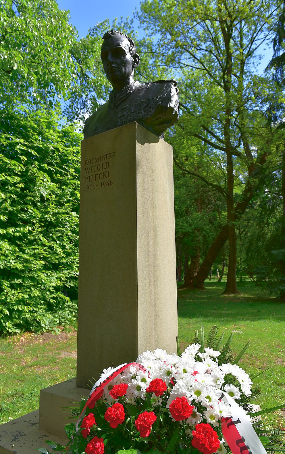 Popiersie rtm. Pileckiego w krakowskim parku Jordana. Fot. Janusz Ślęzak (IPN)