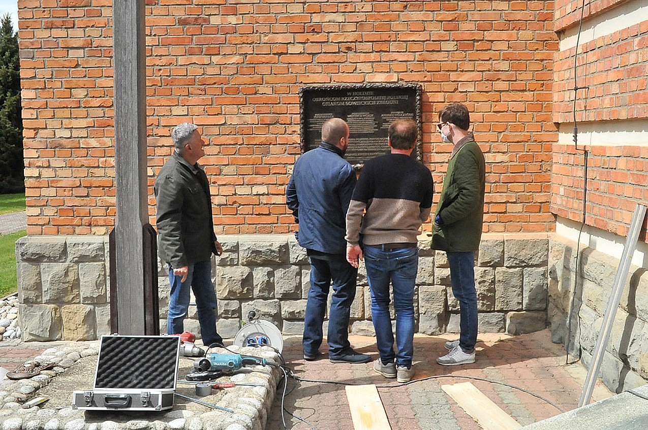 Tablica ofiar zbrodni katyńskiej w Skomielnej Białej. Fot. Andrzej Masłowski