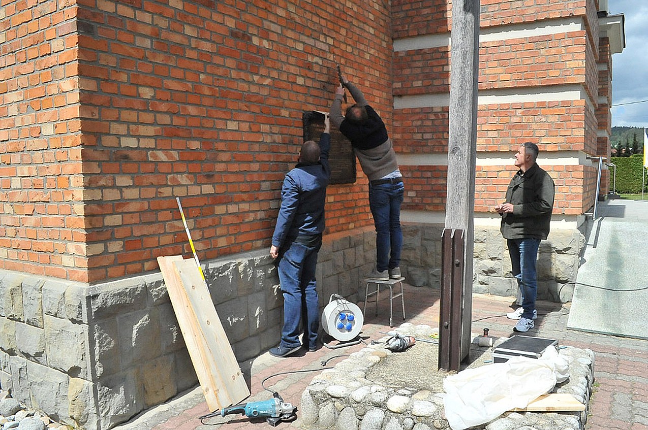 Tablica ofiar zbrodni katyńskiej w Skomielnej Białej. Fot. Andrzej Masłowski