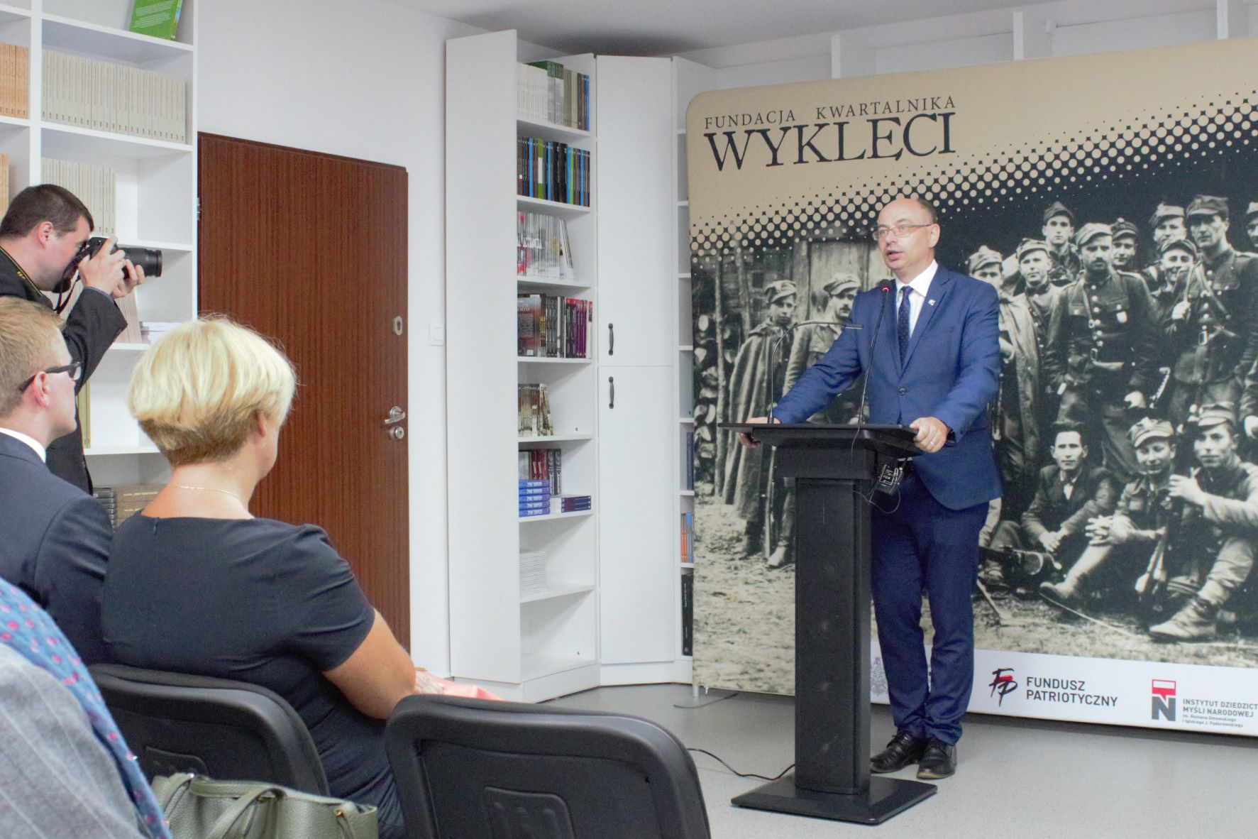 Otwarcie nowej siedziby Kwartalnika „Wyklęci” z udziałem dr. Mateusza Szpytmy fot. Marcin Kasprzycki (IPN Kraków) Otwarcie nowej siedziby Kwartalnika „Wyklęci” z udziałem dr. Mateusza Szpytmy fot. Marcin Kasprzycki (IPN Kraków)