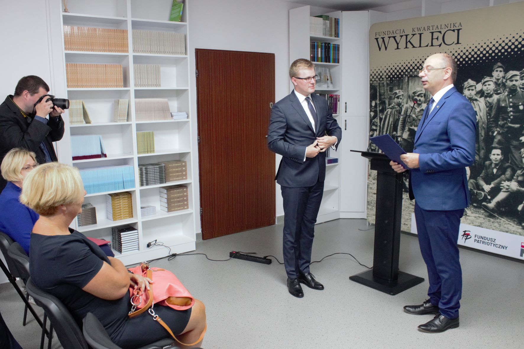 Otwarcie nowej siedziby Kwartalnika „Wyklęci” z udziałem dr. Mateusza Szpytmy fot. Marcin Kasprzycki (IPN Kraków) Otwarcie nowej siedziby Kwartalnika „Wyklęci” z udziałem dr. Mateusza Szpytmy fot. Marcin Kasprzycki (IPN Kraków)