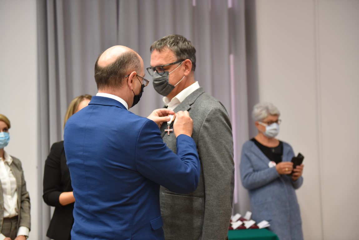 Uroczystość wręczenia Krzyży Wolności i Solidarności w Krakowie – fot. Żaneta Wierzgacz (IPN Kraków) Uroczystość wręczenia Krzyży Wolności i Solidarności w Krakowie – fot. Żaneta Wierzgacz (IPN Kraków)