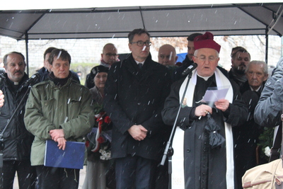 Uroczystość odsłonięcia w Krakowie tablicy upamiętniającej ofiary operacji polskiej NKWD