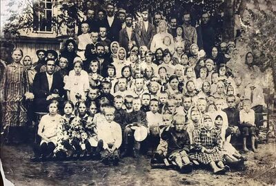 Polska społeczność przed kościołem św. Jozafata we wsi Jabłonne pod Dołbyszem w Ukraińskiej SRS (dziś Zielona Dąbrowa - Zalena Dibrova na Ukrainie), około 1936 r. Mężczyźni z Jabłonnego zostali wymordowani przez NKWD podczas operacji polskiej, a większość kobiet z dziećmi deportowano. Fot. Ze zbiorów Mariji Zajinczkowskiej