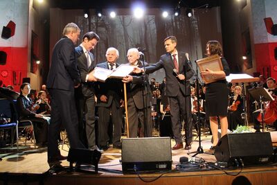 Aktor Marcin Kwaśny i historyk Adam Ryba otrzymali nagrody im. Danuty Siedzikówny „Inki”, przyznawane przez Fundację AK w Londynie