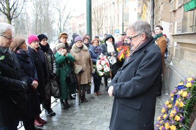 Ul. Podwale 2 w Krakowie. Uroczystość pod tablicą upamiętniającą tajne nauczanie