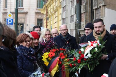 Ul. Podwale 2 w Krakowie. Uroczystość pod tablicą upamiętniającą tajne nauczanie