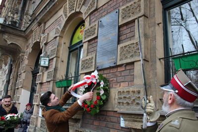 Ul. Podwale 2 w Krakowie. Uroczystość pod tablicą upamiętniającą tajne nauczanie