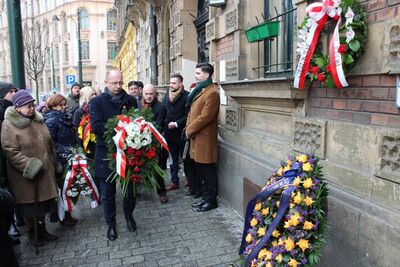 Ul. Podwale 2 w Krakowie. Uroczystość pod tablicą upamiętniającą tajne nauczanie