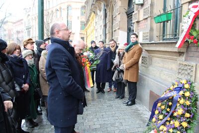 Ul. Podwale 2 w Krakowie. Uroczystość pod tablicą upamiętniającą tajne nauczanie
