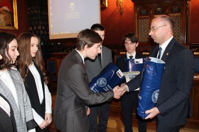 Nagrody dla zwycięzców gry miejskiej „Zakazana szkoła”