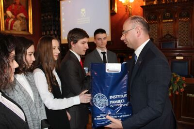 Nagrody dla zwycięzców gry miejskiej „Zakazana szkoła”