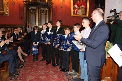 Nagrody dla zwycięzców gry miejskiej „Zakazana szkoła”