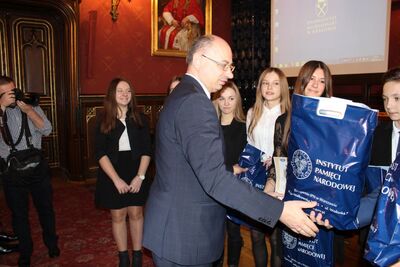 Nagrody dla zwycięzców gry miejskiej „Zakazana szkoła”