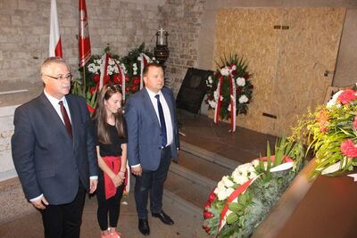 Przy grobie marszałka Józefa Piłsudskiego na Wawelu