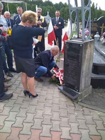 Odsłonięcie tablicy pamiątkowej na cmentarzu w Więcławicach Starych