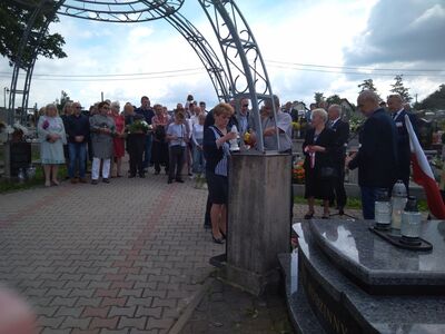 Odsłonięcie tablicy pamiątkowej na cmentarzu w Więcławicach Starych