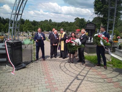 Odsłonięcie tablicy pamiątkowej na cmentarzu w Więcławicach Starych