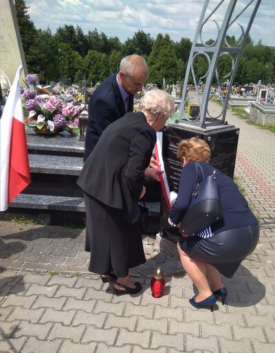 Odsłonięcie tablicy pamiątkowej na cmentarzu w Więcławicach Starych