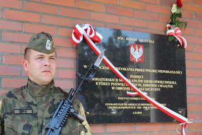 Odsłonięcie tablicy pamięci mieszkańców Ziemi Oświęcimskiej, walczących o wolność i niepodległość