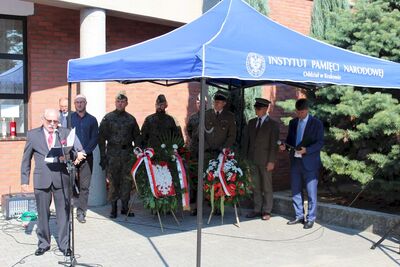 Odsłonięcie tablicy pamięci mieszkańców Ziemi Oświęcimskiej, walczących o wolność i niepodległość
