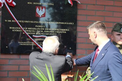 Odsłonięcie tablicy pamięci mieszkańców Ziemi Oświęcimskiej, walczących o wolność i niepodległość