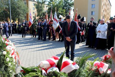 Odsłonięcie tablicy pamięci mieszkańców Ziemi Oświęcimskiej, walczących o wolność i niepodległość
