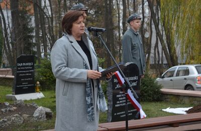 Dąb Niepodległości „Józef Piłsudski” zasadzony przed budynkiem VII LO w Kielcach