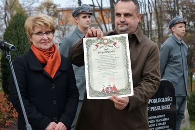 Dąb Niepodległości „Józef Piłsudski” zasadzony przed budynkiem VII LO w Kielcach