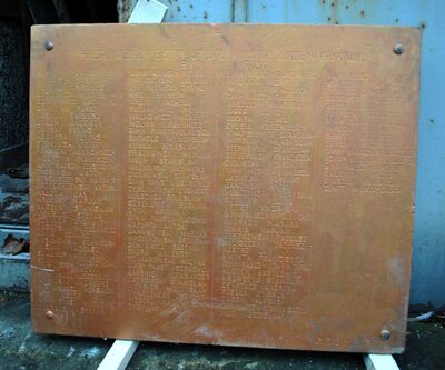 Prace konserwatorskie przy pomniku Orląt Krakowskich na cmentarzu Rakowickim