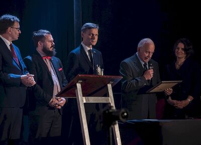 Grand Prix IV Festiwalu Piosenki Niezłomnej i Niepodległej dla Wiktorii Gnot i Kamili Tylek. Decyzję jury ogłosił wiceprezes Fundacji AK w Londynie Adam Komorowski. Fot. A. Kalinowski, Passionart