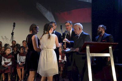 Grand Prix IV Festiwalu Piosenki Niezłomnej i Niepodległej dla Wiktorii Gnot i Kamili Tylek. Decyzję jury ogłosił wiceprezes Fundacji AK w Londynie Adam Komorowski. Fot. A. Kalinowski, Passionart