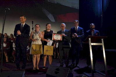 Grand Prix IV Festiwalu Piosenki Niezłomnej i Niepodległej dla Wiktorii Gnot i Kamili Tylek. Decyzję jury ogłosił wiceprezes Fundacji AK w Londynie Adam Komorowski. Fot. A. Kalinowski, Passionart