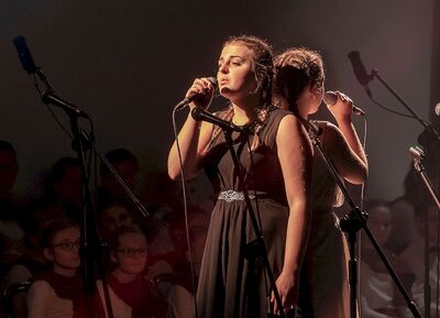 Wiktoria Gnot i Kamila Tylek (piosenka „Miasto 44”), laureatki Grand Prix IV Festiwalu Piosenki Niezłomnej i Niepodległej. Fot. A. Kalinowski, Passionart